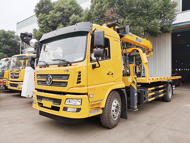 Shacman wrecker truck with crane