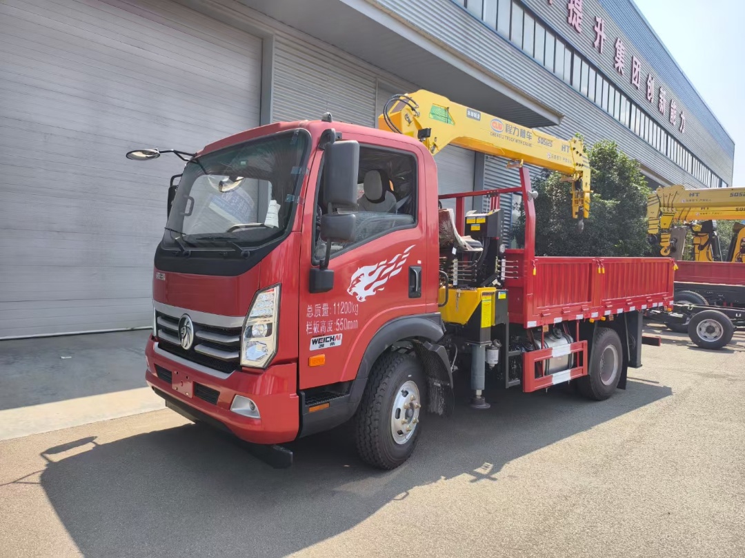 Sinotruck 5T truck mounted crane
